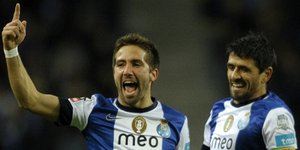 Πανέμορφο γκολ με εκτέλεση φάουλ από μέσο [βίντεο]