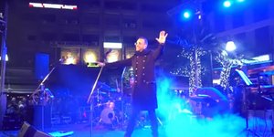 Ο Πάνος Μουζουράκης επί σκηνής / Φωτογραφία: YouTube