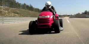 Καθαρισμός κήπου σε «διαστημικές» ταχύτητες: Αυτή η μηχανή γκαζόν πιάνει τα 187 