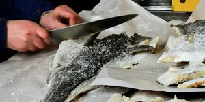 Προετοιμασία του μπακαλιάρου / Φωτογραφία: EUROKINISSI