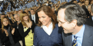 Η Ντόρα δίπλα στον Σαμαρά σε εκδήλωση της ΝΔ μετά από δυόμιση χρόνια