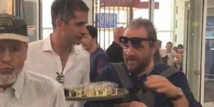Ο Κώστας Μπακογιάννης σε ρόλο σερβιτόρου