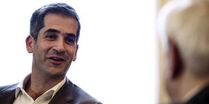 Ο Κώστας Μπακογιάννης δείπνησε μαζί με τον πρίγκιπα Νικόλαο στην Αθηναϊκή Λέσχη- φωτογραφία sooc.gr