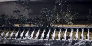 Εκαψαν μέχρι και τα μπαλκόνια των πολυκατοικιών στα Εξάρχεια οι κουκουλοφόροι- φωτογραφία eurokinissi