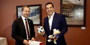 Μια μπάλα του μουντιάλ δώρισε ο Ρώσος αναπληρωτής πρωθυπουργός στον Αλέξη Τσίπρα/ Φωτογραφία: ΑΠΕ-ΜΠΕ