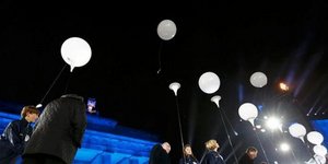 Γερμανία: Χιλιάδες λευκά μπαλόνια στον ουρανό για την πτώση του Τείχους {βίντεο}