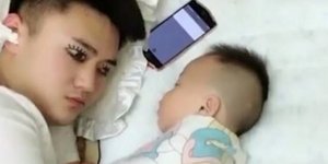 Μπαμπάς ζωγράφισε μάτια στα βλέφαρα για να νομίζει το μωρό του ότι είναι ξύπνιος