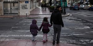 Πατέρας με τα δυο παιδιά του στο κέντρο της Αθήνας / Εικόνα αρχείου: SOOC