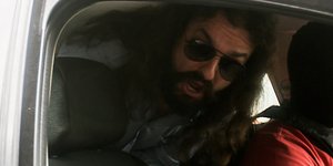 Η στιγμή που ο Μπαρμπαρούσης μεταφέρεται από τη ΓΑΔΑ /Φωτογραφία: Intime News