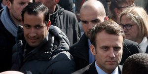 O Εμμανουελ Μακρόν και ο Αλεξάντρ Μπεναλά/ Φωτογραφία AP images