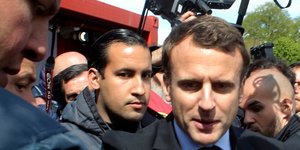 O Εμμανουελ Μακρόν και ο Αλεξάντρ Μπεναλά/ Φωτογραφία AP images