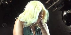 Ξέσπασε σε κλάματα πάνω στη σκηνή η Νατάσα Μποφίλιου