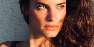 Η Χριστίνα Μπόμπα ποζάρει στον φακό/ Φωτογραφία Instagram @chrismpo