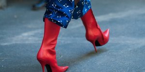 Γυναίκα ποζάρει στον φακό/Φωτογραφία Shutterstock