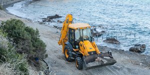 Στην Ανάβυσσο παρέμεινε η μπουλντόζα για να συνεχίσει την κατεδάφιση / Φωτογραφία: Intimenews/ΛΙΑΚΟΣ ΓΙΑΝΝΗΣ