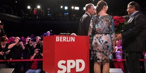 Ο δήμαρχος του Βερολίνου με τον Ζίγμπαρ Γκάμπριελ. ΦΩΤΟΓΡΑΦΙΑ: ΑΠΕ-ΜΠΕ /EPA /BERND VON JUTRCZENKA