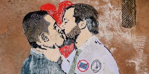 Τοιχογραφία με τους ηγέτες της Λέγκα και του M5s να φιλιούνται