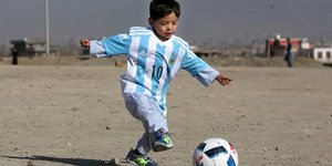 Ο μικρός Μουρτάζα Αχμάντι έφυγε από το σπίτι του για να γλιτώσει από τους Ταλιμπάν (Φωτογραφία: ΑΡ/Rahmat Gul)