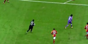 Απίθανο αυτογκόλ μέσου μετά από βολέ τερματοφύλακα [βίντεο]