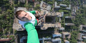 Ακροβατικά που προκαλούν εμφράγματα: Ριψοκίνδυνοι κασκαντέρ αιωρούνται στο κενό 