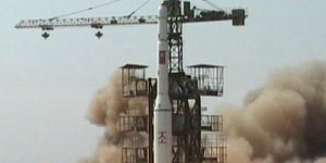 Βορειοκορεατικός πύραυλος Musudan-ri στην εξέδρα εκτόξευσης (Φωτογραφία αρχείου: ΑΡ) 