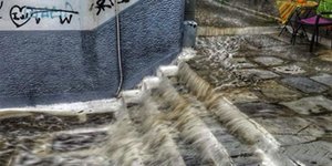 Πλημμύρισαν οι δρόμοι