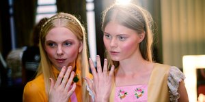 Μοντέλα ποζάρουν στον φακό/Φωτογραφία Αp