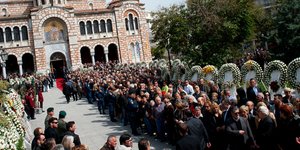 «Λαϊκό προσκύνημα» στην κηδεία του Αθανάσιου Νάκου [εικόνες]