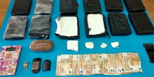 Τα πακέτα των ναρκωτικών που κατασχέθηκαν στο σπίτι του 34χρονου/ Φωτογραφία: ΕΛ.ΑΣ.