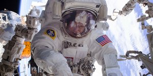 Η Αμερικανίδα αστροναύτης Πέγκι Γουίτσον στη διάρκεια διαστημικού περιπάτου το 2017 στον ISS (Φωτογραφία: ΑΡ)