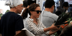 Στη λαϊκή η ατημέλητη Νάταλι Πόρτμαν μαζί με τον... μπαμπά της [εικόνες]