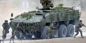 Στιγμιότυπο από τη νατοϊκή άσκηση 'Saber Strike 2018' τον περασμένο Ιούνιο στη Λιθουανία (Φωτογραφία: ΑΡ/Mindaugas Kulbis)