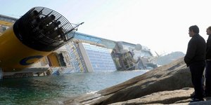 Οι τουρίστες θεωρούν «αξιοθέατο» το ναυάγιο του Costa Cocordia