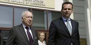 Ο Ναουμόφσκι (δεξιά) με τον Νίμιτς (Φωτογραφία: AP/ Boris Grdanoski)