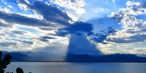 Οι αχτίδες του ήλιου περνούν μέσα από τα σύννεφα