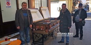 Γραφείο τελετών μετέτρεψε φέρετρο σε... ψησταριά (Φωτο: STUDIO B & G)