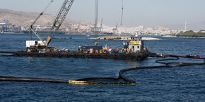 Αλλο πλοίο ξεκίνησε τελικά την απάντληση από το «ΑΓΙΑ ΖΩΝΗ ΙΙ» (Φωτογραφία: EUROKINISSI/ ΣΤΕΛΙΟΣ ΜΙΣΙΝΑΣ)