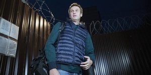 Η στιγμή της αποφυλάκισης του Αλεξέι Ναβάλνι/ Φωτογραφία: AP- Pavel Golovkin