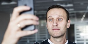 Ο Ναβάλνι βγάζει selfie στο γραφείο του λίγο μετά την αποφυλάκισή του (Φωτογραφία: AP/ Evgeny Feldman)