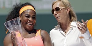 Η Σερένα Γουίλιαμς με την Μαρτίνα Ναβρατίλοβα (Φωτογραφία: AP/ Alan Diaz)