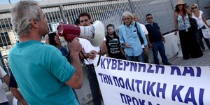 Διαμαρτυρία για την πετρελαιοκηλίδα (INTIMENEWS/ΣΤΕΦΑΝΟΥ ΣΤΕΛΙΟΣ)