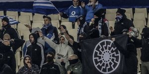 Εικόνες ντροπής στο ΟΑΚΑ: Ναζιστικοί χαιρετισμοί και ο «Μαύρος Ηλιος» των SS από φιλάθλους στο Ελλάδα-Εσθονία  