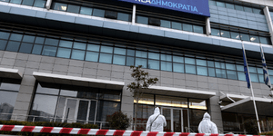 Σε 4 οργανώσεις επικεντρώνεται η ΕΛ.ΑΣ. για την επίθεση στα γραφεία της Ν.Δ.