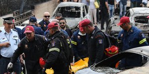 Μεταφορά νεκρού από την φωτιά/ Φωτογραφία intime news