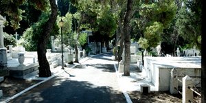 Στο στόχαστρο της ΑΑΔΕ οι γυναίκε που καθαρίζουν τους τάφους στη Μεσσηνία. Φωτογραφία: Eurokinissi