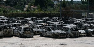 Το γήπεδο της Ραφίνας μετατράπηκε σε νεκροταφείο ΙΧ / Φωτογραφία: Menelaos Myrillas / SOOC