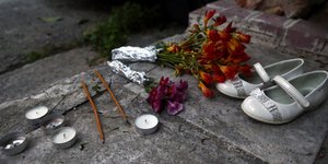 Ενα ζευγάρι λευκά παπούτσια