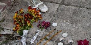 Λευκά παπούτσια στην άσφαλτο/ Φωτογραφία: Eurokinissi- ΠΑΝΑΓΟΠΟΥΛΟΣ ΓΙΑΝΝΗΣ