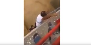 Δραματική διάσωση αγοριού σε πλημμυρισμένο δρόμο 