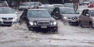 Πλημμύρισε ο Πειραιάς – Έσπασε αγωγός της ΕΥΔΑΠ